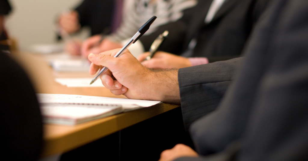 11 Abogados estudiando caso de accidente de tráfico